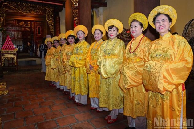 Trong suốt thời gian diễn ra lễ hội, Đền Bạch M&atilde; mở cửa miễn ph&iacute; phục vụ nh&acirc;n d&acirc;n v&agrave; du kh&aacute;ch.