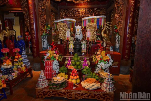Thời gian qua, Ủy ban nh&acirc;n d&acirc;n phường Ho&agrave;n Kiếm đ&atilde; triển khai c&aacute;c giải ph&aacute;p đồng bộ nhằm bảo tồn, ph&aacute;t huy gi&aacute; trị hệ thống di t&iacute;ch lịch sử-văn h&oacute;a Đền Bạch M&atilde; theo hướng bền vững, hiệu quả.