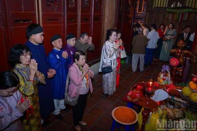 Người d&acirc;n v&agrave; du kh&aacute;ch chi&ecirc;m b&aacute;i dịp khai hội truyền thống Đền Bạch M&atilde;.