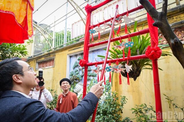 Nghi thức viết v&agrave; treo ước nguyện cho một năm B&iacute;nh Ngọ nhiều hạnh ph&uacute;c, thuận lợi.