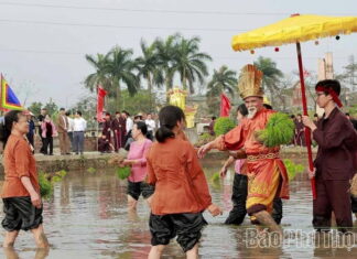 Lễ hội Vua Hùng dạy dân cấy lúa
