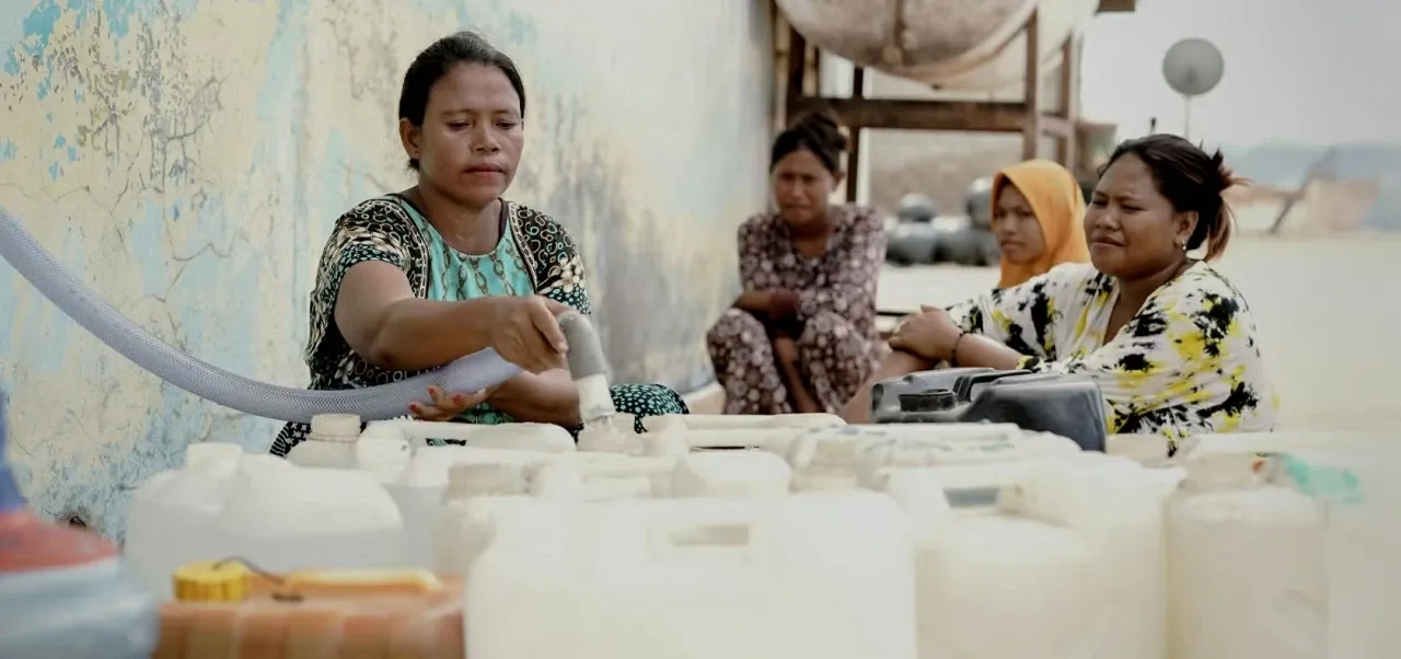 Ở nhiều cộng đồng, đặc biệt là khu vực nông thôn, phụ nữ là người trực tiếp thu gom, sử dụng nước và chăm sóc các thành viên gia đình khi xảy ra bệnh tật liên quan đến nguồn nước.