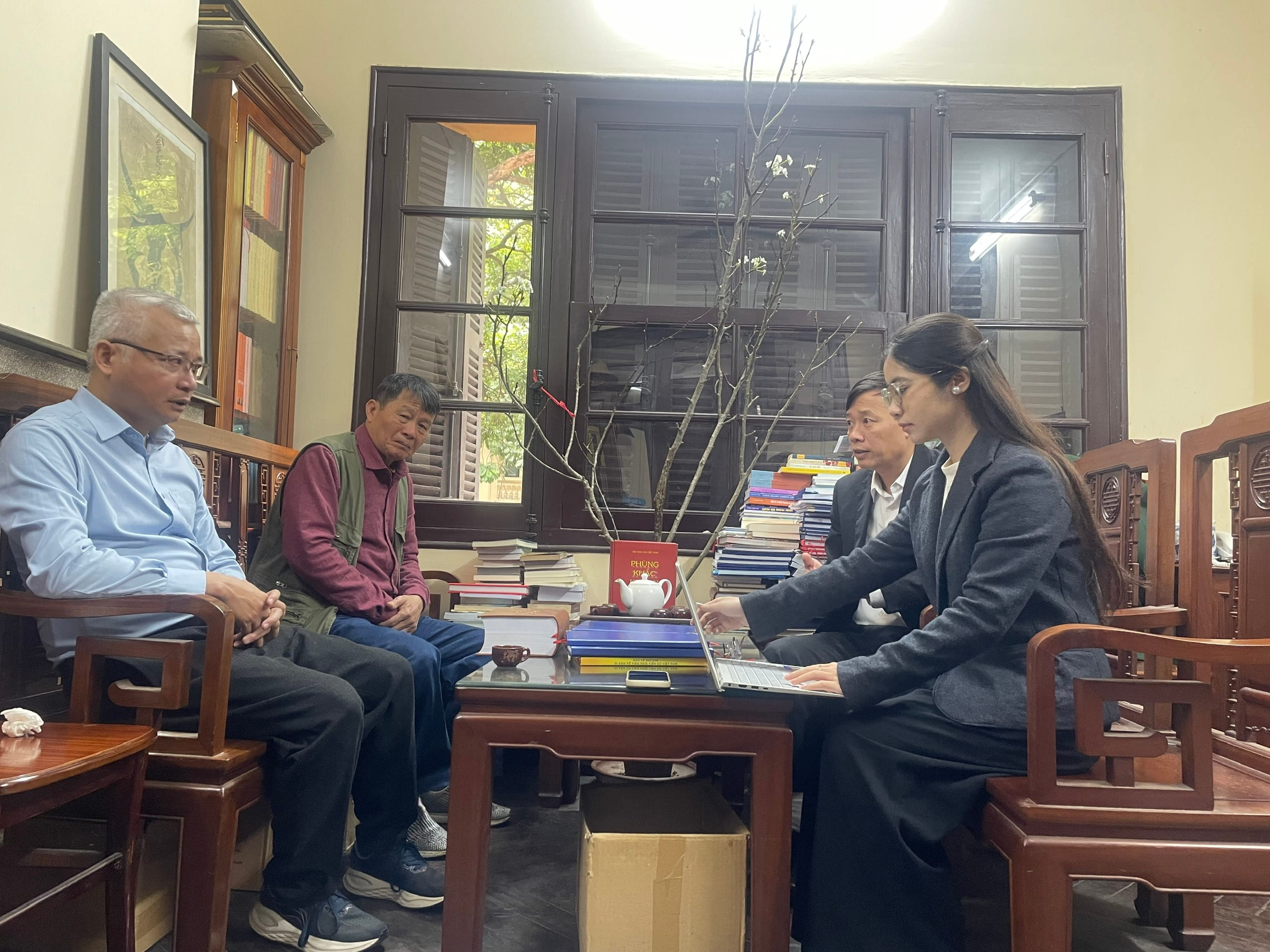 Bìa trái: (Nhà thơ, nhà nghiên cứu Hoàng Liên Sơn và nhà văn, nhà nghiên cứu Nguyễn Ma Lôi). Bìa phải: *Tác giả Nguyễn Trâm Anh và đại tá, nhà văn Phùng Văn Khai).