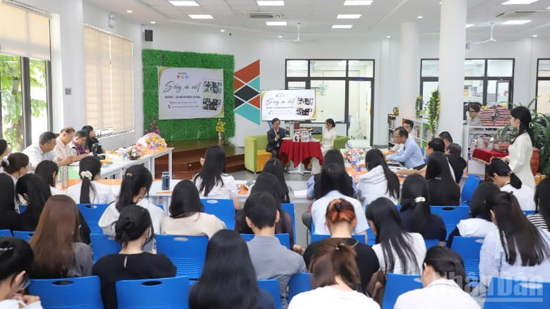 Toàn cảnh buổi ra mắt sách.