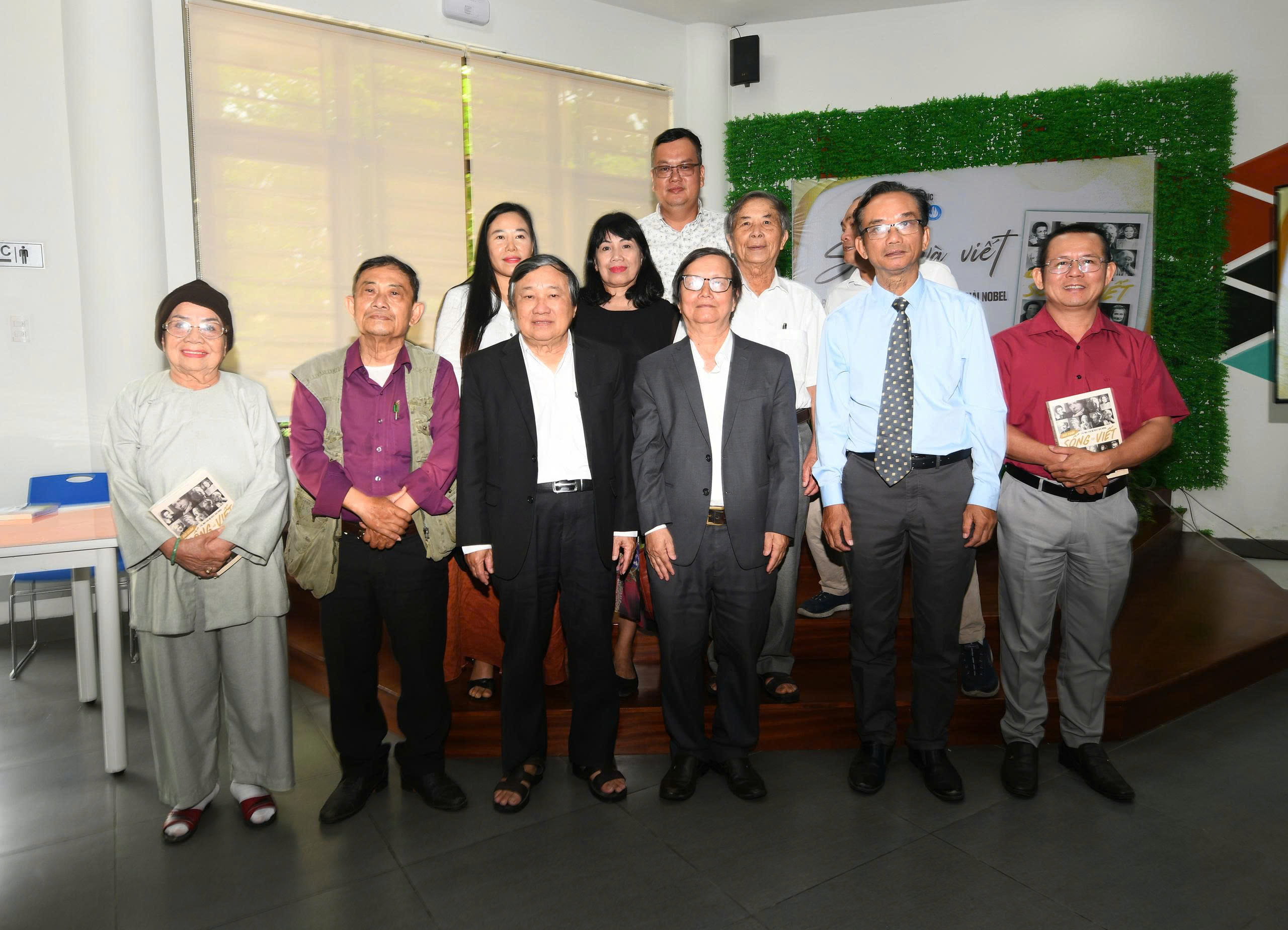 Nhà thơ-dịch giả Bùi Xuân chụp ảnh lưu niệm.