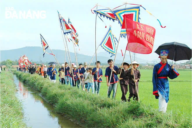 Lễ hội Mục đồng: Đoàn rước Thần nông đi qua cánh đồng của làng quê Phong Lệ, TP Đà Nẵng.