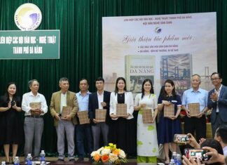 Ra mắt hai ấn phẩm về văn hóa, con người Đà Nẵng Ra mắt hai ấn phẩm về văn hóa, con người Đà Nẵng