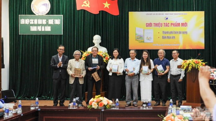 Đà Nẵng: Ra mắt hai tập thơ lan tỏa vẻ đẹp về đất và người xứ Quảng Đà Nẵng: Ra mắt hai tập thơ lan tỏa vẻ đẹp về đất và người xứ Quảng
