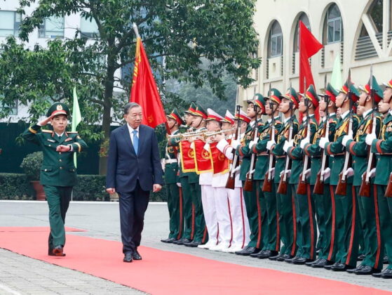 Lễ đ&oacute;n Tổng B&iacute; thư T&ocirc; L&acirc;m đến thăm v&agrave; l&agrave;m việc với Học viện Kỹ thuật qu&acirc;n sự.
