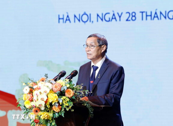 Anh h&ugrave;ng Lao động, Huấn luyện vi&ecirc;n Đội tuyển b&oacute;ng đ&aacute; nữ Quốc gia Mai Đức Chung, thay mặt đội ngũ c&aacute;c huấn luyện vi&ecirc;n ph&aacute;t biểu.