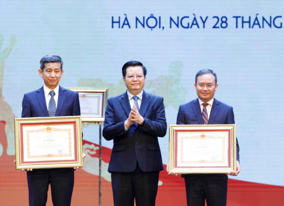 Ph&oacute; Thủ tướng Mai Văn Ch&iacute;nh trao Bằng khen của Thủ tướng Ch&iacute;nh phủ tặng c&aacute;c đồng ch&iacute;: Nguyễn Danh Ho&agrave;ng Việt (b&ecirc;n tr&aacute;i, Cục trưởng Cục Thể dục, Thể thao Việt Nam) v&agrave; Nguyễn Hồng Minh (b&ecirc;n phải, Ph&oacute; Cục trưởng Cục Thể dục, Thể thao Việt Nam).