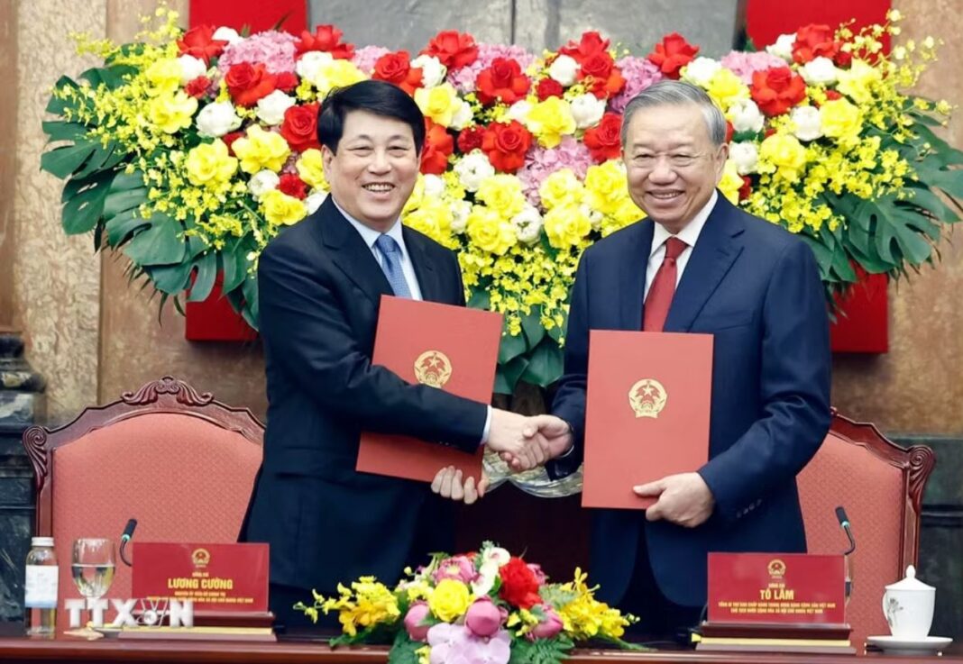Bàn giao công tác giữa Tổng Bí thư, Chủ tịch nước Tô Lâm và nguyên Chủ tịch nước Lương Cường