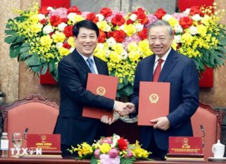 Bàn giao công tác giữa Tổng Bí thư, Chủ tịch nước Tô Lâm và nguyên Chủ tịch nước Lương Cường