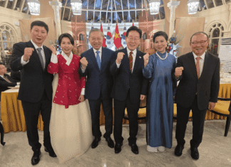 Ông Park Hang-seo, HLV Kim Sang-sik nhận vinh dự đặc biệt