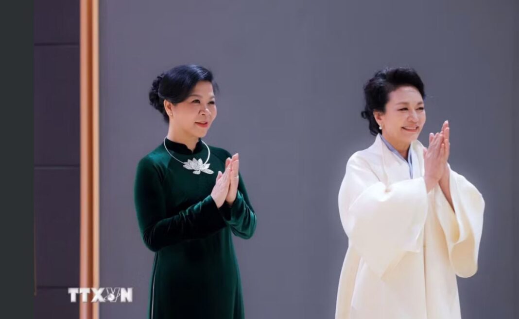 Phu nhân Ngô Phương Ly gặp gỡ, trao đổi với Phu nhân Bành Lệ Viên