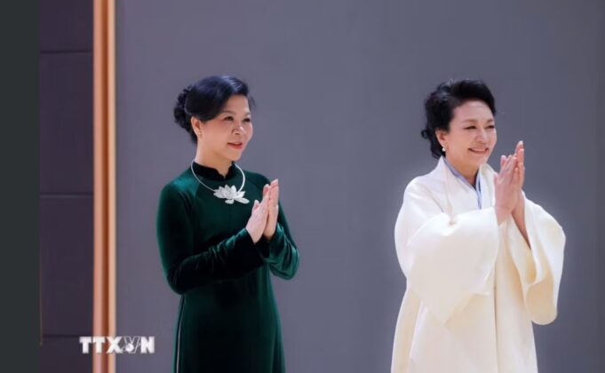 Phu nh&acirc;n Ng&ocirc; Phương Ly gặp gỡ, trao đổi với Phu nh&acirc;n B&agrave;nh Lệ Vi&ecirc;n