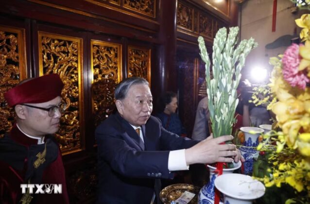 Tổng B&iacute; thư, Chủ tịch nước T&ocirc; L&acirc;m d&acirc;ng hương tưởng niệm c&aacute;c Vua H&ugrave;ng