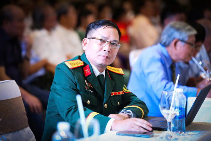 Phùng Văn Khai: Người làm thơ trên tờ lịch cũ - Tác giả: Đại tá, nhà thơ Nguyễn Minh Đức Phùng Văn Khai: Người làm thơ trên tờ lịch cũ - Tác giả: Đại tá, nhà thơ Nguyễn Minh Đức