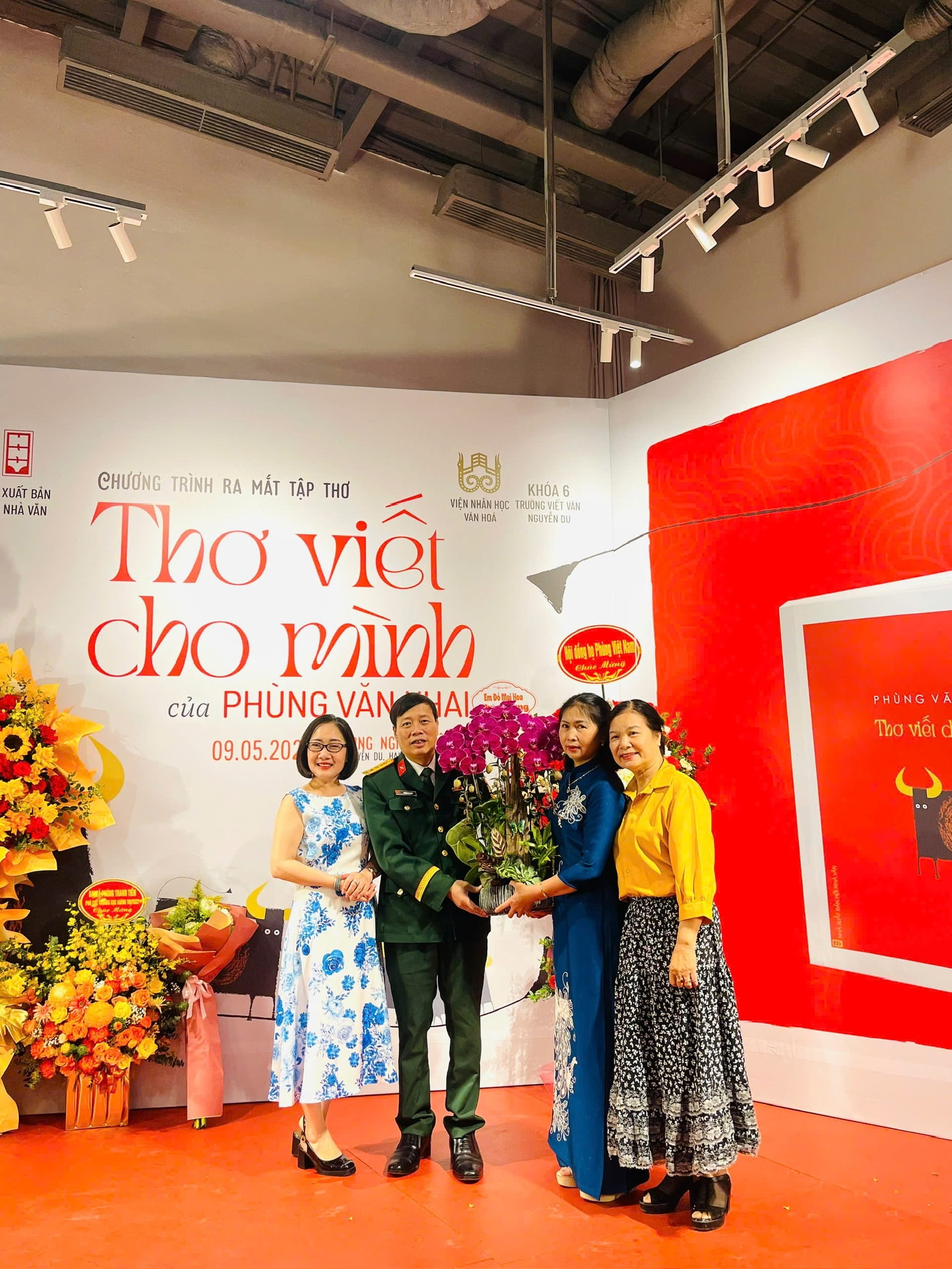 Vợ chồng Đại tá, nhà văn Phùng Văn Khai chụp ảnh lưu niệm cùng Nhà thơ Nguyễn Thị Mai tại buổi ra mắt sách. -h2