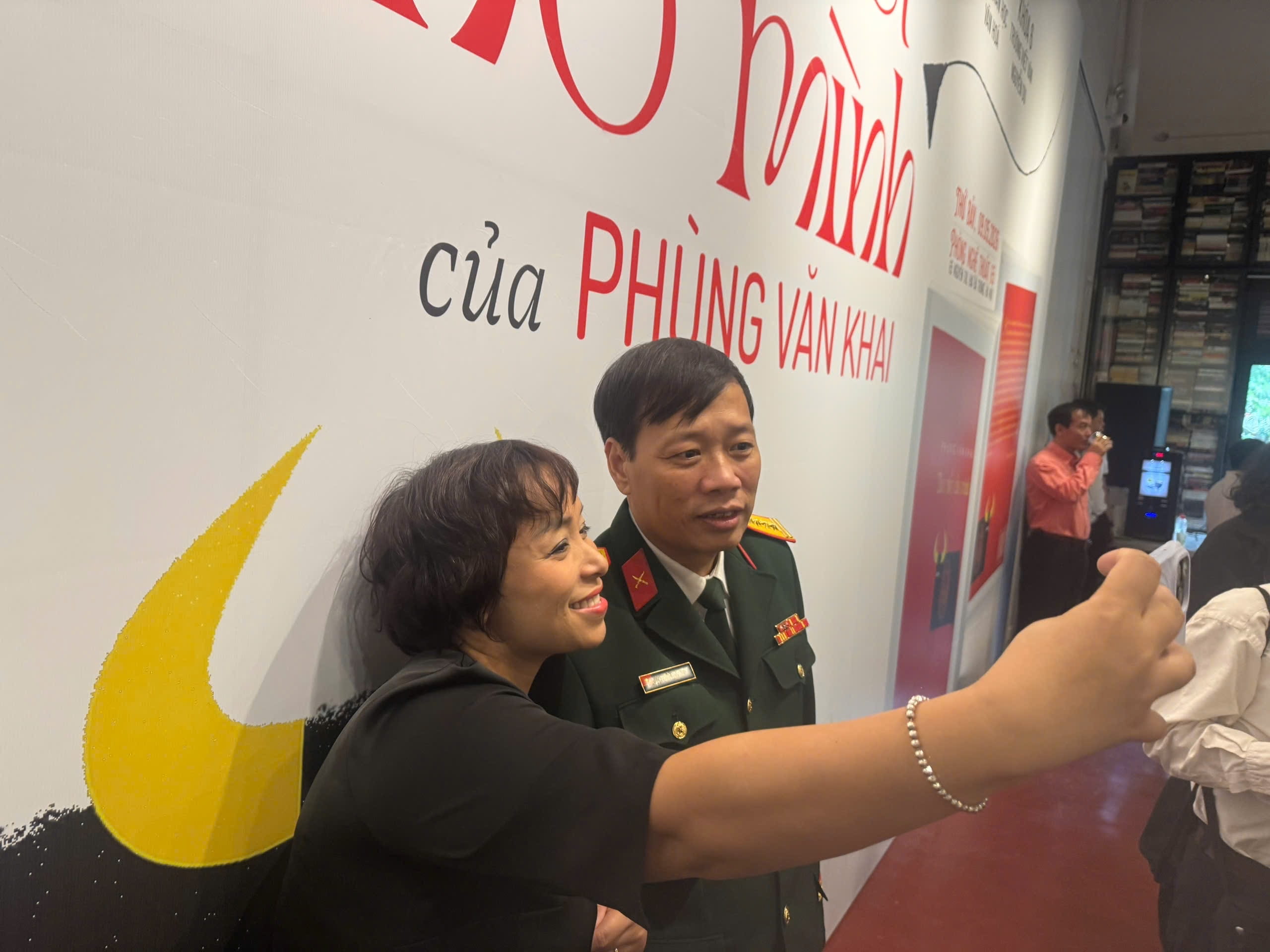 Đại tá - nhà thơ Phùng Văn Khai tại buổi ra mắt tập “Thơ viết cho mình”.