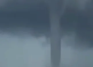 [Clip]: Vòi rồng xuất hiện ở Cà Mau có gì khác lạ?