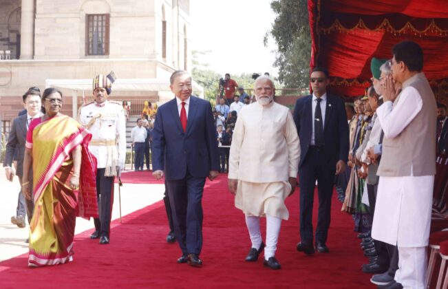 Tổng thống Droupadi Murmu v&agrave; Thủ tướng Narendra Modi đồng chủ tr&igrave; Lễ đ&oacute;n trọng thể Tổng B&iacute; thư, Chủ tịch nước T&ocirc; L&acirc;m thăm cấp Nh&agrave; nước tới Cộng h&ograve;a Ấn Độ