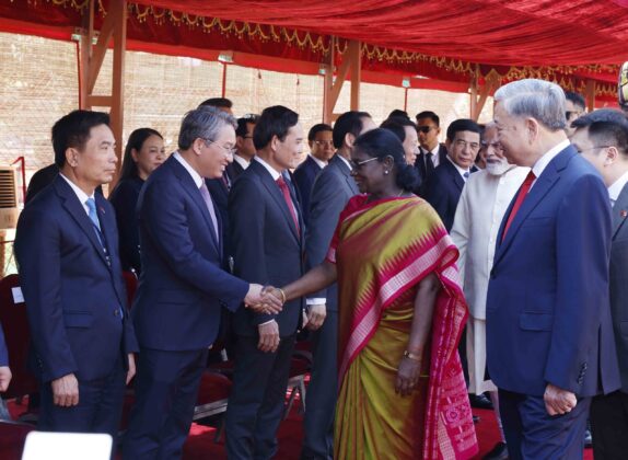 Tổng B&iacute; thư, Chủ tịch nước T&ocirc; L&acirc;m giới thiệu th&agrave;nh vi&ecirc;n đo&agrave;n cấp cao Việt Nam với Tổng thống v&agrave; Thủ tướng Ấn Độ