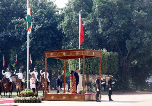 Tổng B&iacute; thư, Chủ tịch nước T&ocirc; L&acirc;m c&ugrave;ng Tổng thống Droupadi Murmu v&agrave; Thủ tướng Narendra Modi tr&ecirc;n bục danh dự, thực hiện nghi lễ ch&agrave;o cờ