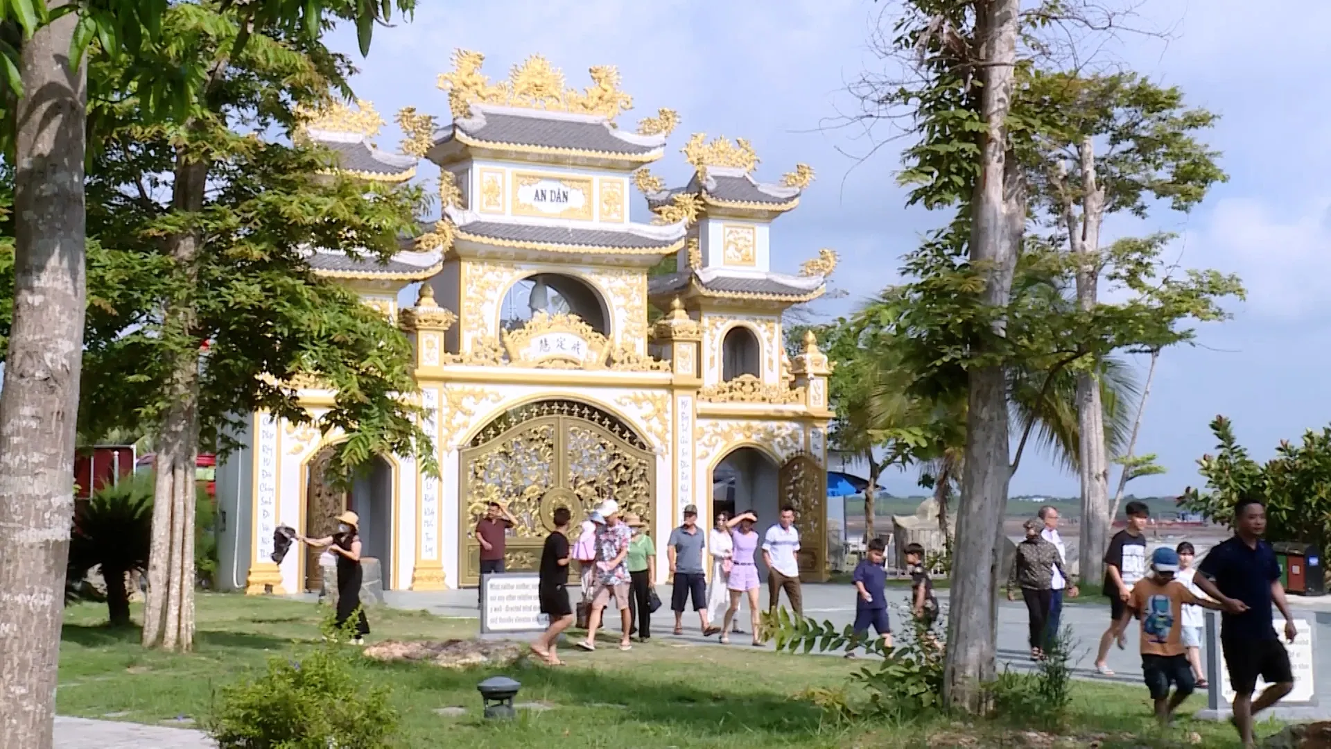 Tiếng chuông chùa hòa cùng tiếng sóng biển đã trở thành âm thanh quen thuộc, in sâu trong ký ức của biết bao người con lớn lên nơi cửa biển.