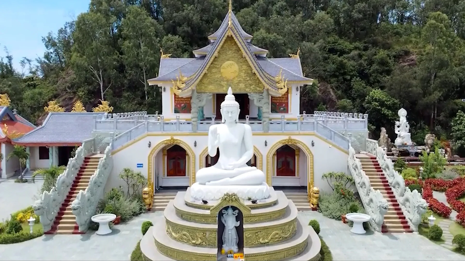 Trải qua bao năm tháng, vùng đất quanh Chùa Bụt đã dần thay da đổi thịt. Dẫu vậy, ngôi chùa vẫn giữ được vẻ trầm mặc, bình yên như vốn có, lặng lẽ hướng ra biển lớn như đã từng suốt bao đời.