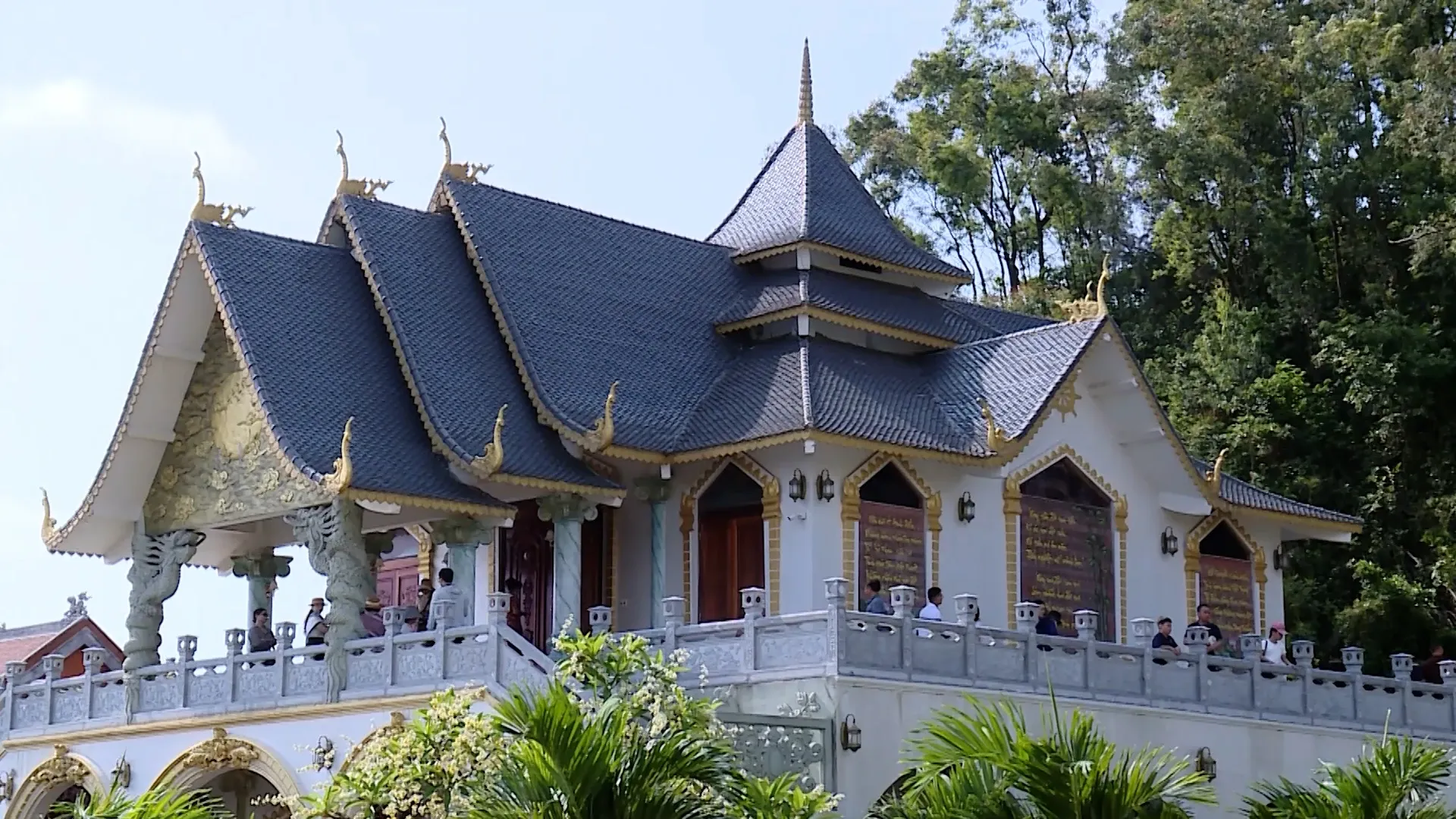 Dẫu thời gian có làm đổi thay nhiều thứ, Chùa Bụt vẫn lặng lẽ đứng đó, chứng kiến sự đổi mới của vùng biển Lạch Trường và gìn giữ những giá trị văn hóa, tâm linh đã gắn bó với người dân xứ Thanh qua nhiều thế hệ. Nét cổ kính hòa quyện cùng biển trời bao la đã tạo nên một vẻ đẹp riêng, khiến bất cứ ai từng một lần ghé thăm cũng khó lòng quên được.