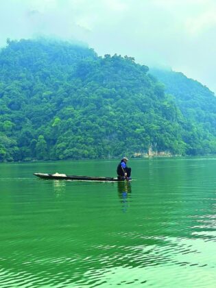 Người d&acirc;n địa phương sử dụng thuyền nhỏ di chuyển tr&ecirc;n hồ.