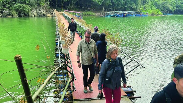 Cầu phao dẫn v&agrave;o điểm tham quan đền An Mạ giữa hồ Ba Bể thu h&uacute;t đ&ocirc;ng đảo du kh&aacute;ch gh&eacute; thăm.