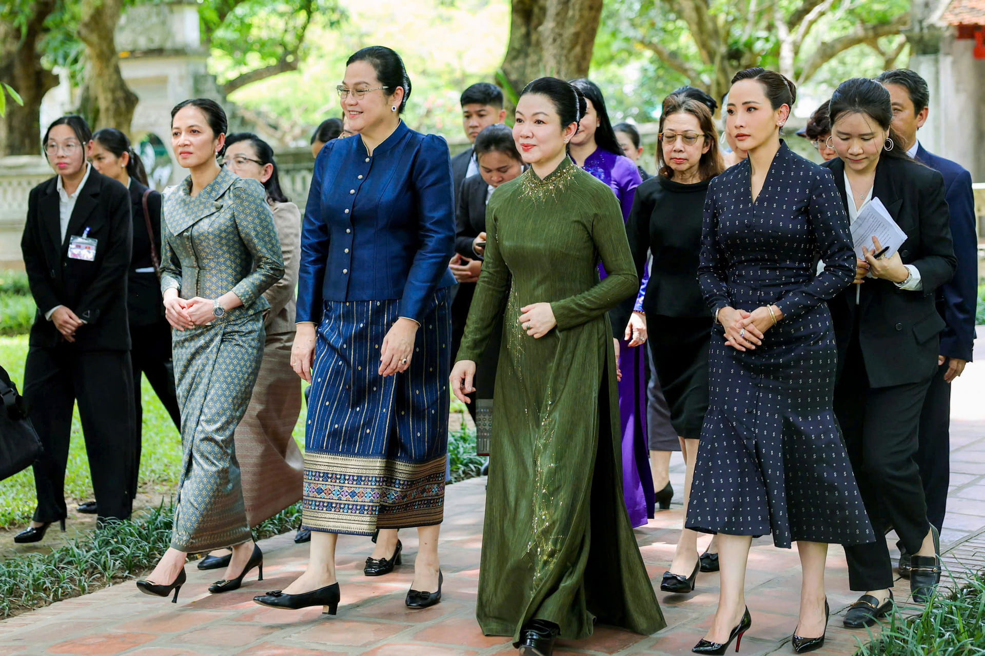 Phu nhân Thủ tướng Lê Minh Hưng cùng Phu nhân Thủ tướng 3 nước thăm Văn Miếu - Quốc Tử Giám