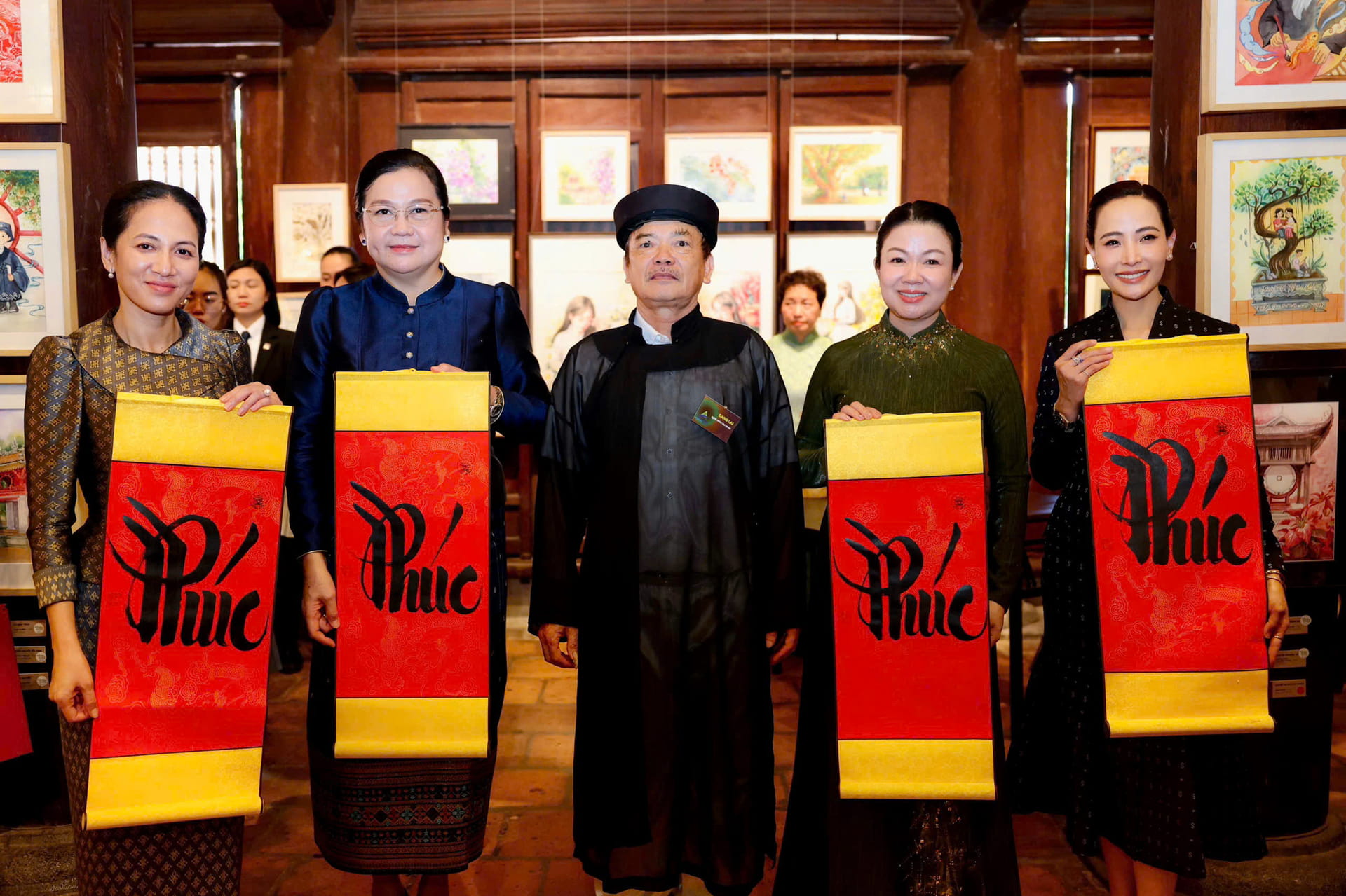 Các Phu nhân giao lưu cùng nghệ nhân và trực tiếp trải nghiệm một số hoạt động thủ công truyền thống như vẽ họa tiết trên nón lá, thêu tay, xem dệt lụa. Những trải nghiệm này giúp các vị khách cảm nhận rõ hơn vẻ đẹp của nghề truyền thống, sự khéo léo của người Việt và sức sống của các giá trị văn hóa được gìn giữ qua nhiều thế hệ.