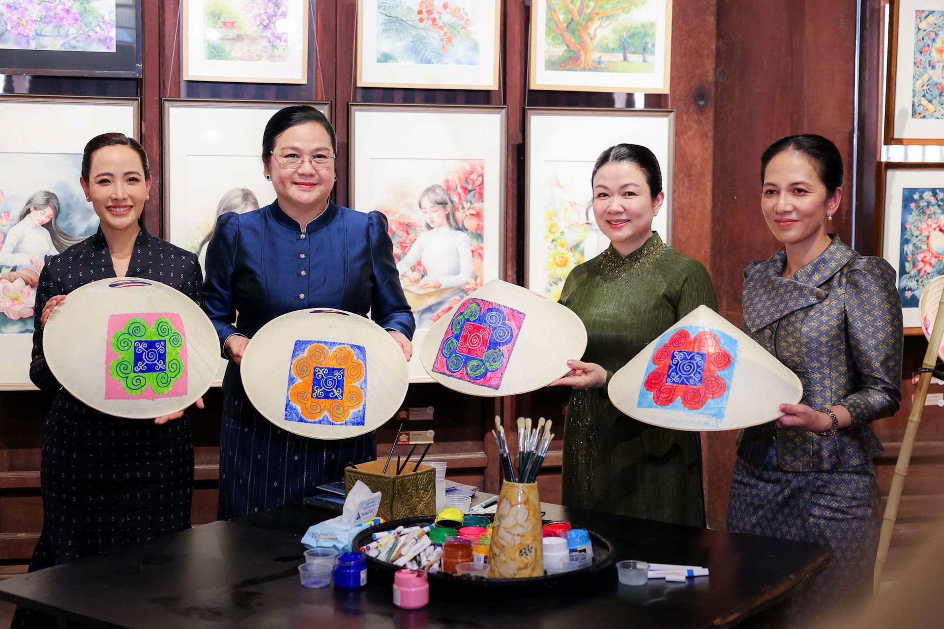Trước khi kết thúc chương trình, Phu nhân Thủ tướng các nước Lào, Campuchia, Thái Lan bày tỏ vui mừng và trân trọng cảm ơn sự tiếp đón trọng thị, chu đáo, rất tình cảm và chân tình của Phu nhân Thủ tướng Việt Nam.