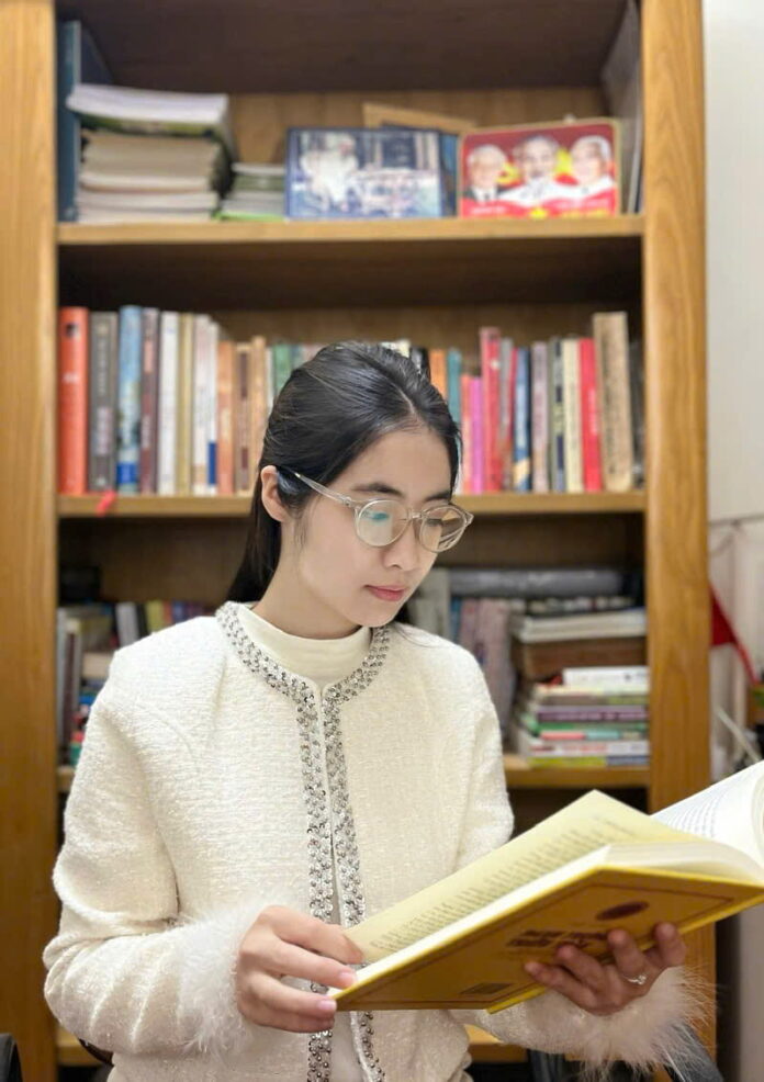 Nhà văn Phùng Văn Khai: Người không đứng ngoài lịch sử - Tác giả: Nguyễn Trâm Anh