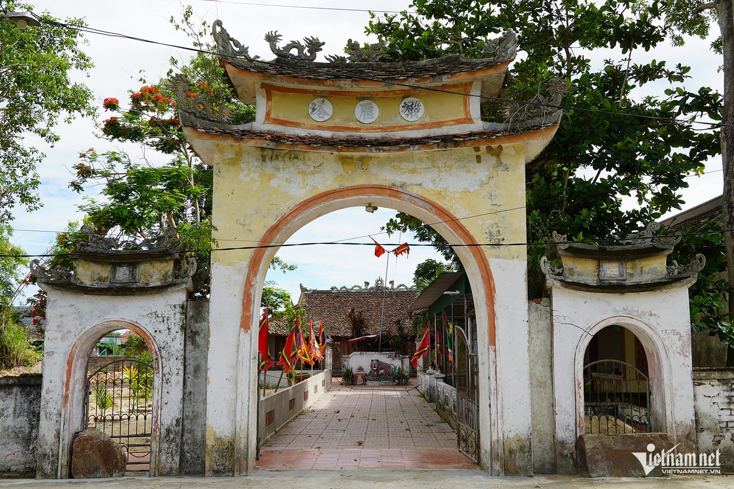 Đền Hồng Long nằm bên tả ngạn sông Lam, thuộc địa bàn xã Kim Liên, tỉnh Nghệ An. Ngôi đền có từ thời Lý, được trùng tu lớn vào thời nhà Nguyễn để thờ Uy Minh Vương Lý Nhật Quang – người có công khai ấp, lập nên nhiều xóm làng trù phú hai bên sông Lam.