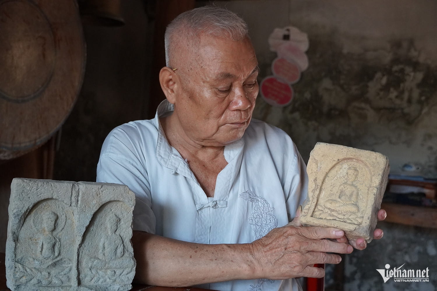 Ông Dương Mạnh Quý (74 tuổi, trú xã Kim Liên), thủ từ đền Hồng Long cho biết, nhiều viên gạch có phù điêu tượng Phật ngồi trên đài sen được cho là dùng để ốp trang trí tường tháp. Phần lớn những viên gạch như vậy được lưu giữ, bảo quản tại bảo tàng, chỉ có 2-3 viên lưu lại tại đền.