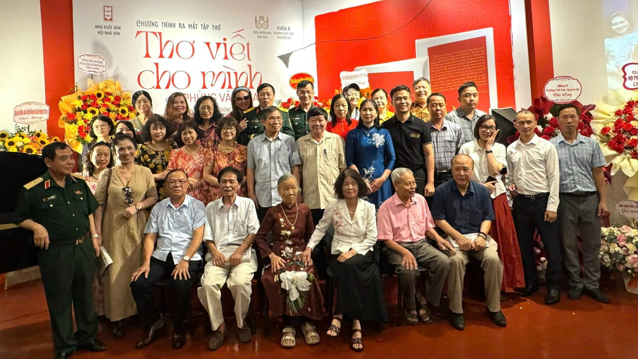 Đại tá, nhà văn Phùng Văn Khai (mặc quân phục) chụp ảnh lưu niệm tại buổi ra mắt tập thơ "Thơ viết cho mình".