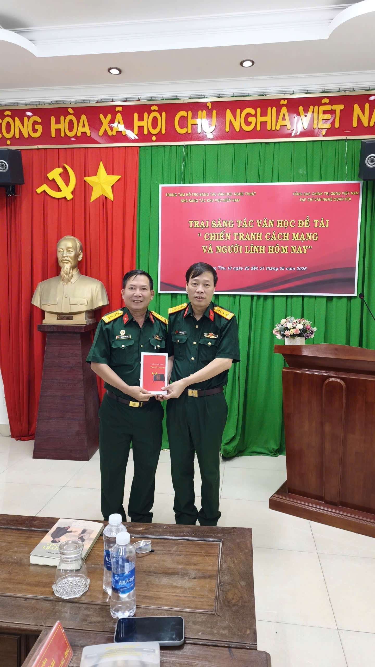 nhà văn Phùng Văn Khai 2