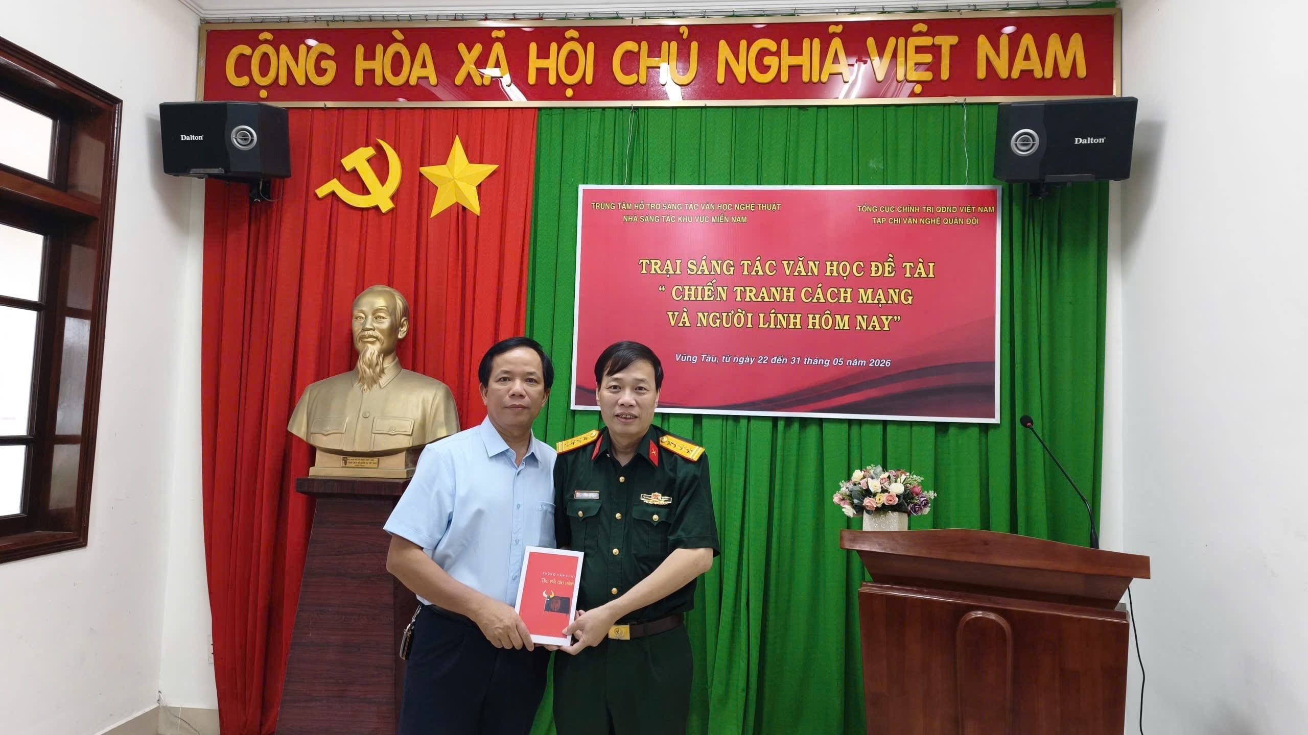nhà văn Phùng Văn Khai 3