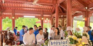Phó Chủ tịch nước Võ Thị Ánh Xuân dâng hương tưởng niệm các liệt sĩ tại Khu di tích lịch sử quốc gia Truông Bồn