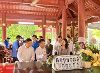 Phó Chủ tịch nước Võ Thị Ánh Xuân dâng hương tưởng niệm các liệt sĩ tại Khu di tích lịch sử quốc gia Truông Bồn