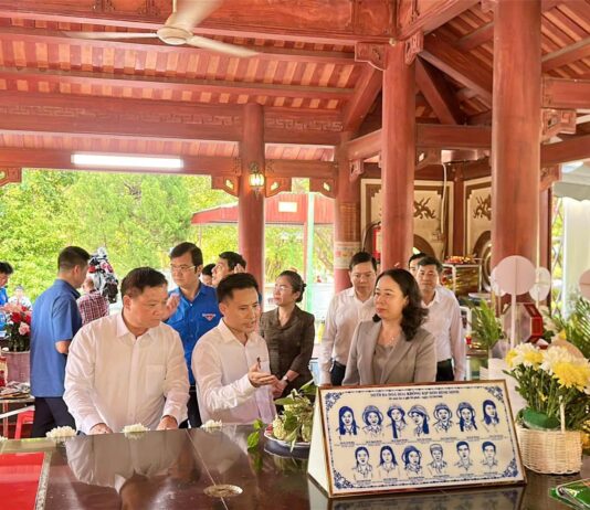 Phó Chủ tịch nước Võ Thị Ánh Xuân dâng hương tưởng niệm các liệt sĩ tại Khu di tích lịch sử quốc gia Truông Bồn