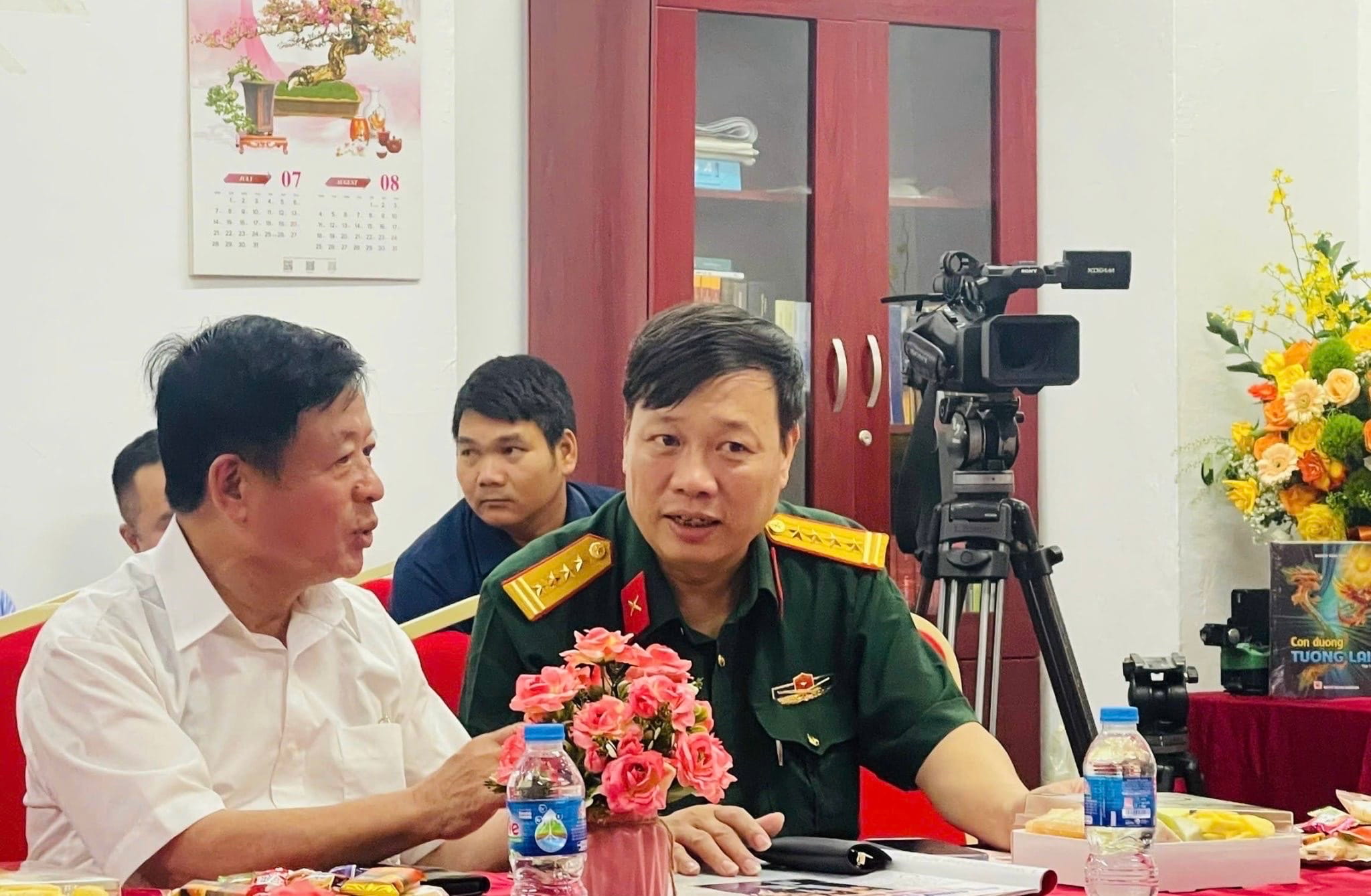 Đại tá, nhà văn Phùng Văn Khai - Tổng Biên tập Tạp chí Văn nghệ Quân đội (mặc quân phục) và Phó Giáo sư, Tiến sĩ, nhạc sĩ Đỗ Hồng Quân.